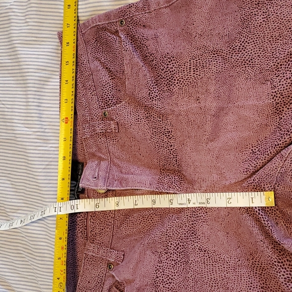 Soho soft denim sz 12 mauve/black animal print jeans. No flaws - Picture 8 of 11